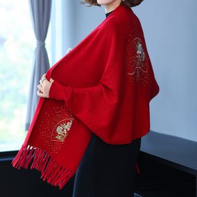 披风围巾的打法 围巾怎么弄成披风