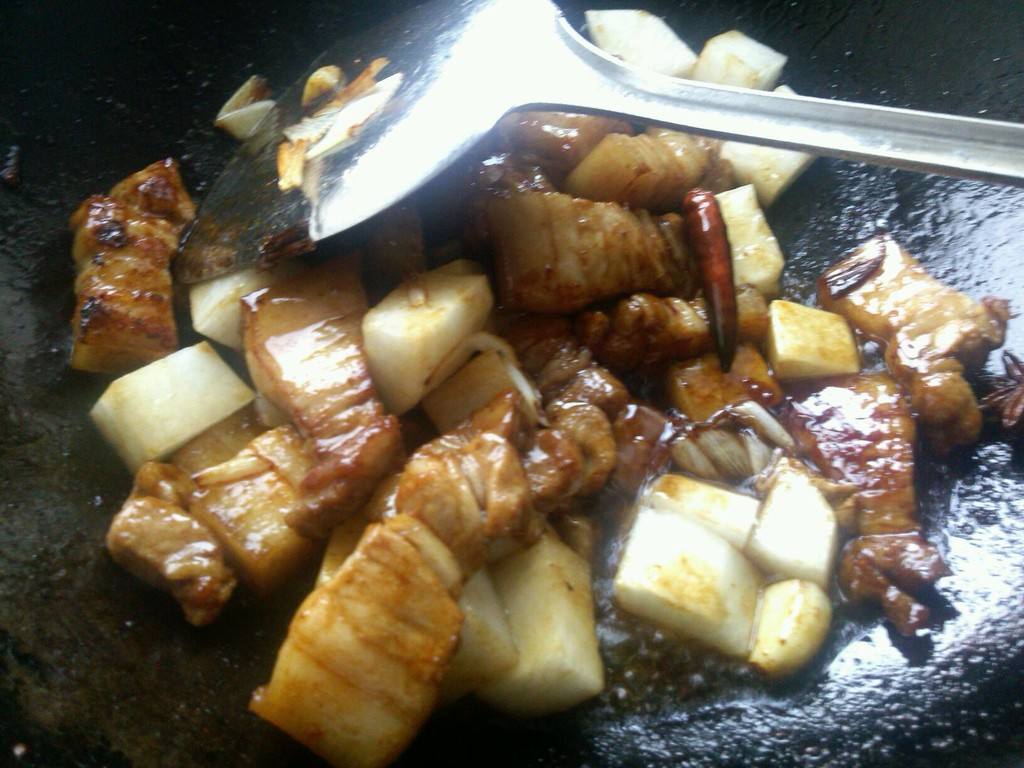 红烧肉加白萝卜的做法 红烧肉炖白萝卜的家常做法窍门